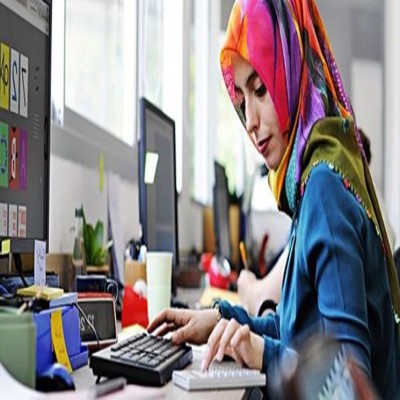 خانه‌نشین، بی‌سواد، منزوی و بازیگر نقش قربانی!