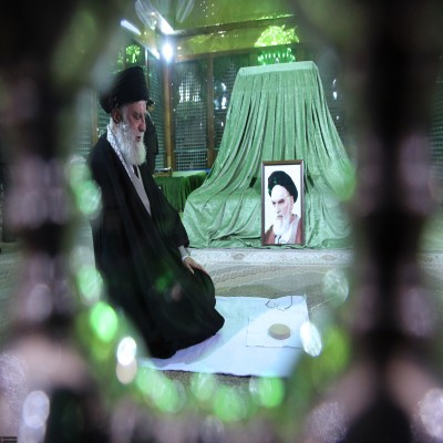رهبر انقلاب در مرقد امام‌خمینی(ره) وگلزار شهدا حضور یافتند
