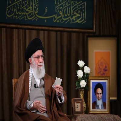 مقامات آمریکا شارلاتان و تروریست هستند/ اگر کوته‌بینی نکنیم ایران به قلّه حکومت اسلامی می‌رسد