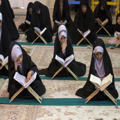 دستورهای قرآن را در متن زندگی قرار دهیم