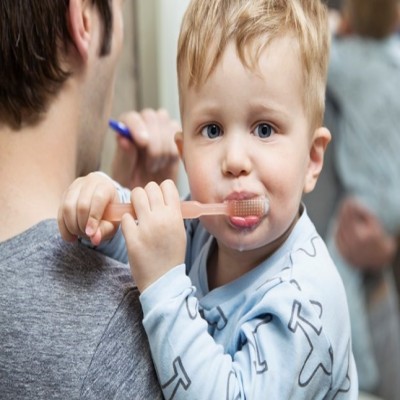 چگونه کودکان زیر 3 سال را به مسواک‌زدن علاقه‌مند کنیم