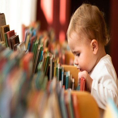 والدین از کودکی علاقه به کتاب را در فرزندان خود ایجاد کنند